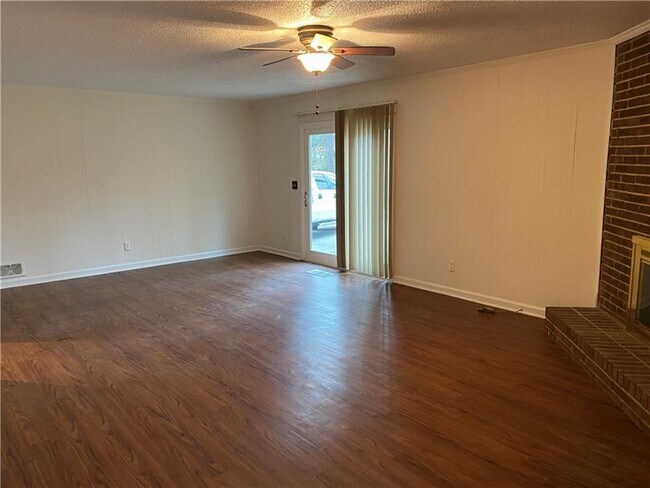 Foto del edificio - 5223 Tall Oak Dr