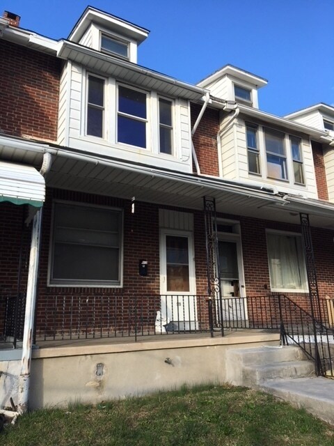 Building Photo - 3-BEDROOM 1.5-BATH ROWHOME AVAILABLE