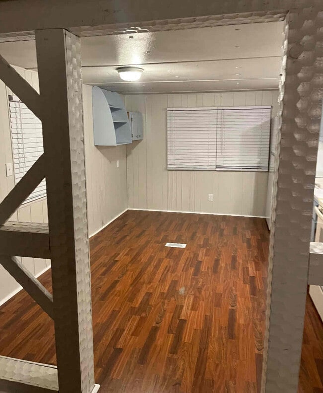 Building Photo - 1820 Ichetucknee Rd SE