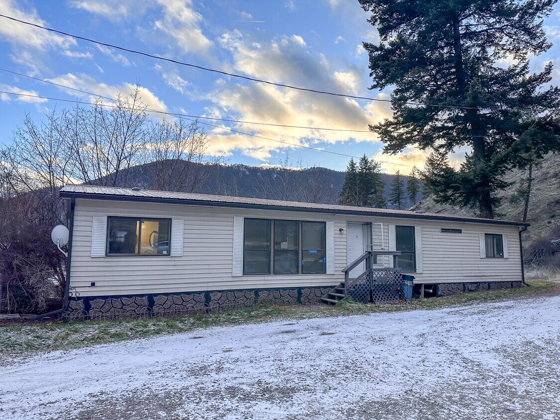 82 Flat Creek Rd, Superior, MT 59872 Townhome Rentals in Superior MT