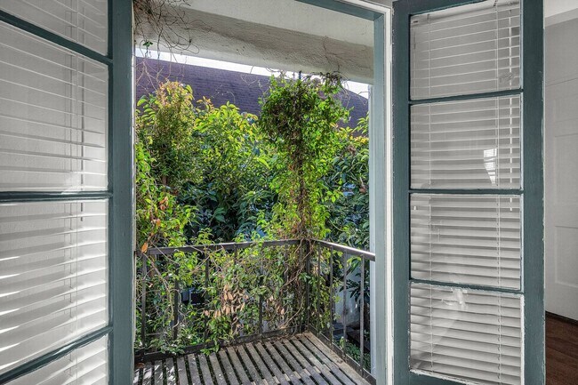 Building Photo - Excellent WeHo location!