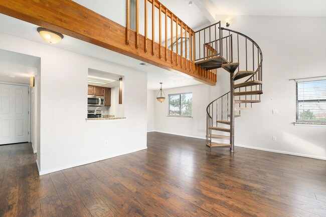 Foto del edificio - Charming 2 Bed, 2 Bath Condo with Loft in ...