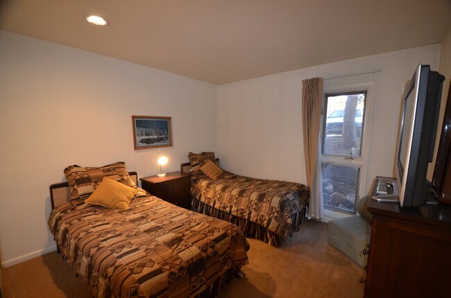 Building Photo - Long Winter Lease!  Fully Furnished, on bu...