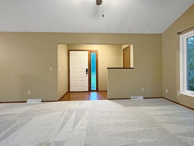 Foto del edificio - 7680 Silver Lake Rd