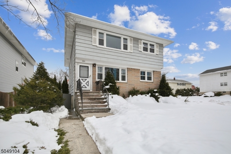 Primary Photo - 263 Broughton Ave