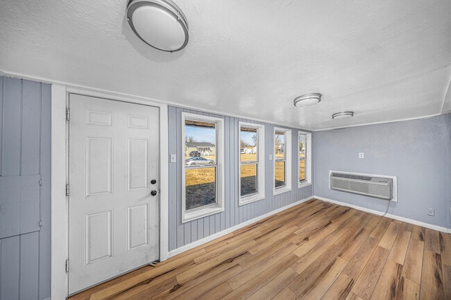 Building Photo - 1904 NW Lake Ave