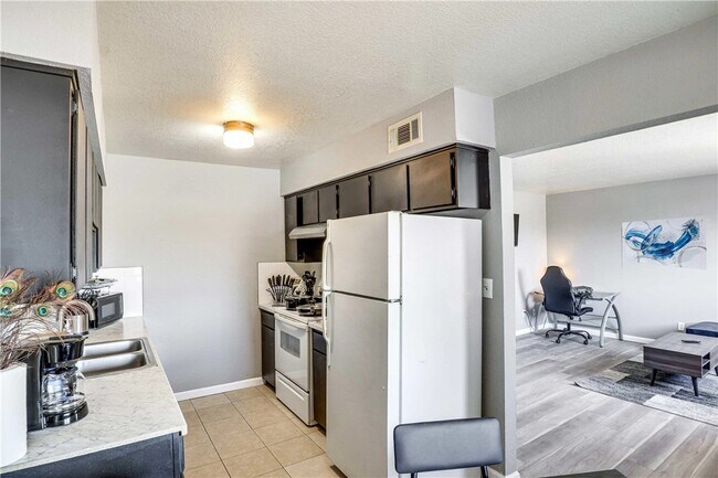 Building Photo - 644 Swan Dr