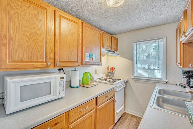 Building Photo - 2063 Arbutus Ave