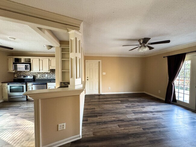 Foto del edificio - Charming 3 Bed 1.5 bath in College Lakes