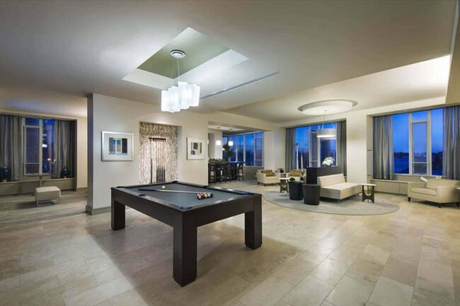 Foto del edificio - 100 Pier 4 Blvd.