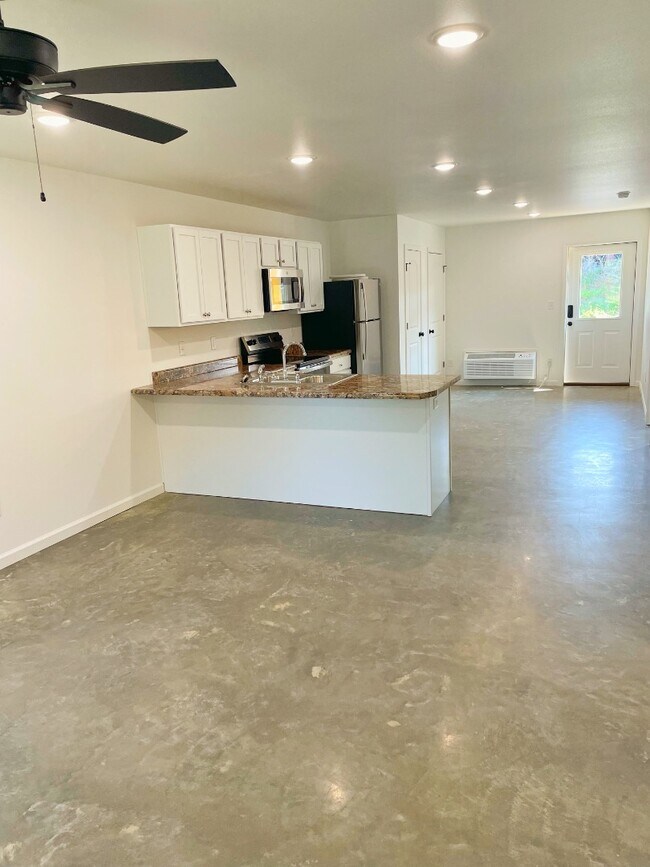 Foto del edificio - 2604 Hurricane Lake Rd