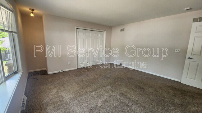 Building Photo - 229 Hickory St