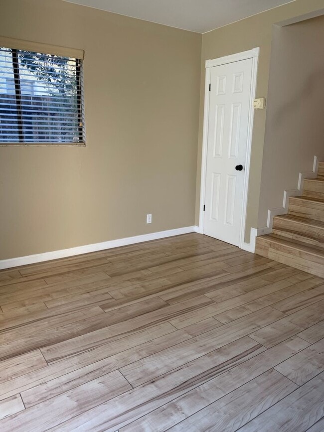 Building Photo - Two-bedroom Tri-Level Condo
