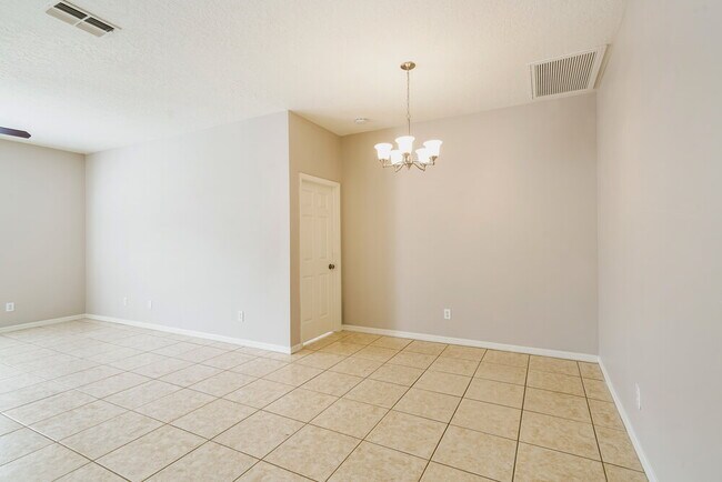 Building Photo - 765 Star Pointe Dr