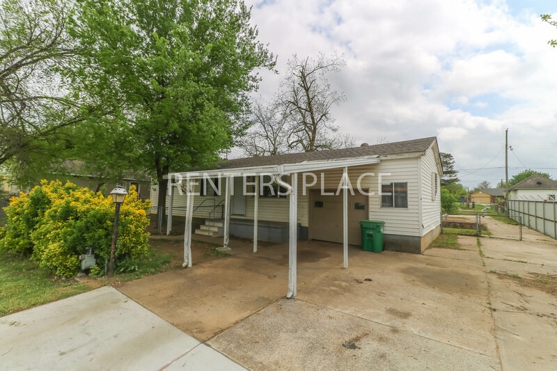 Primary Photo - 1118 E Cobb Ave
