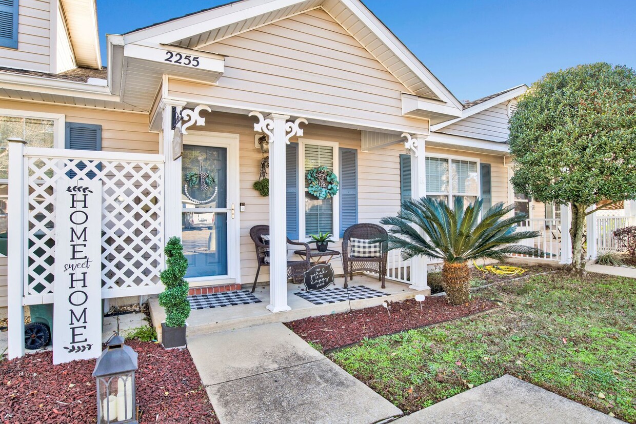 Primary Photo - Modern Cottage Home with Pool