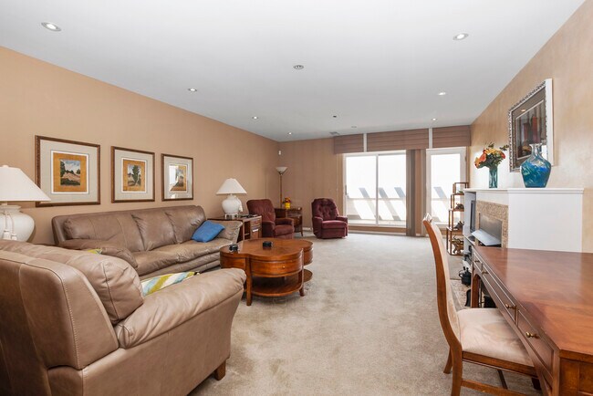 Building Photo - 400 Village Cir