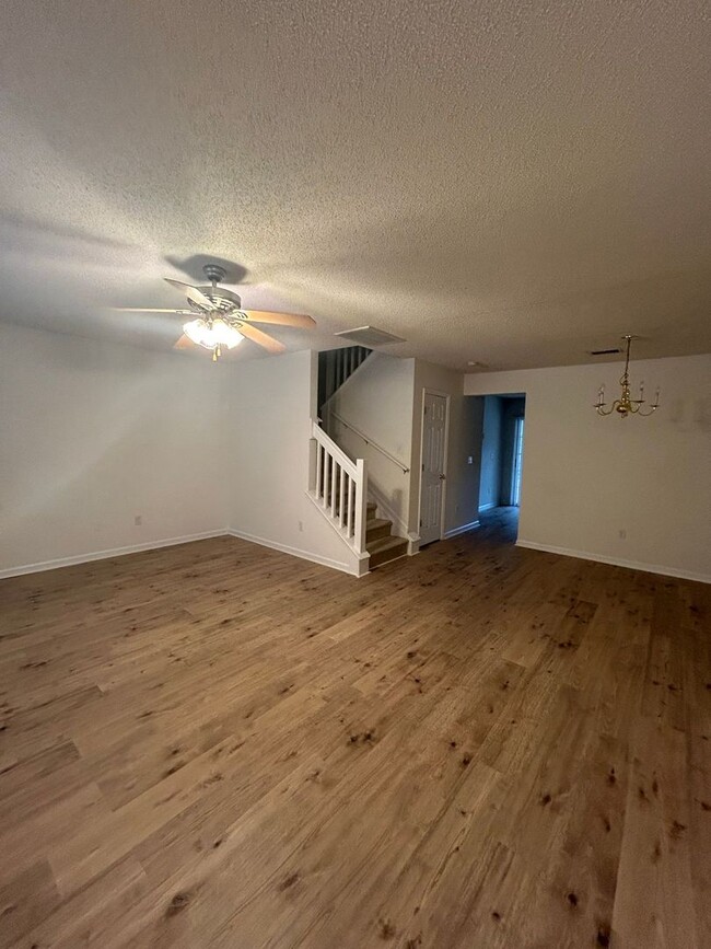 Building Photo - Oak Bluff Townhome