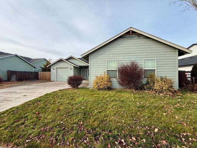 Foto del edificio - SCHEDULE A TOUR TO VIEW THIS VERY SPACIOUS HOME IN REDMOND!!