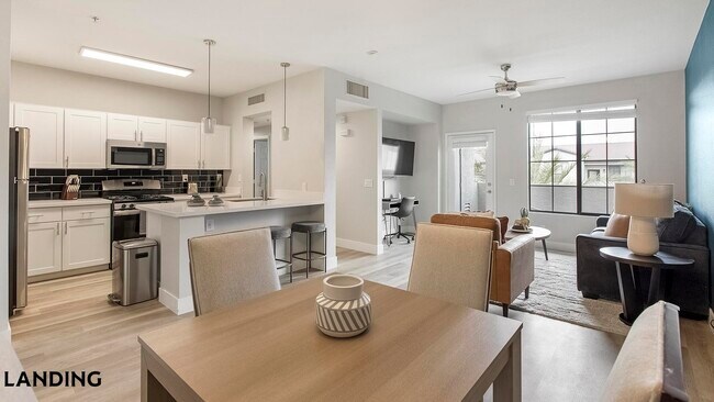 Foto del edificio - 9242 W Russell Rd