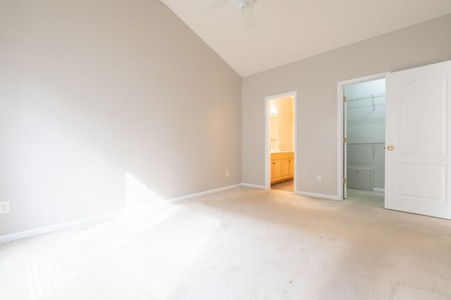 Building Photo - MOVE IN READY Townhome in the Heart of Suf...