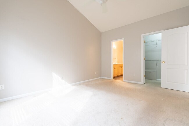 Foto del edificio - MOVE IN READY Townhome in the Heart of Suf...