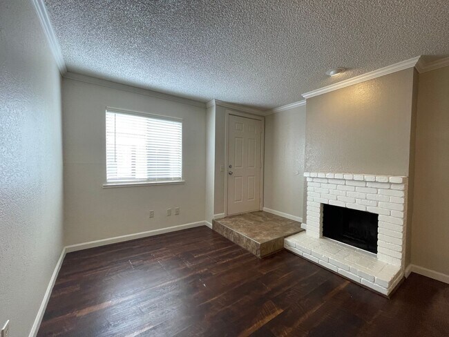 Foto del edificio - Spacious Downstairs 2 Bed 1 Bath in Gorgeo...