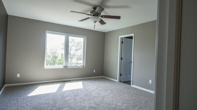 Building Photo - Twinhome in Lakewood Mandan Available NOW!