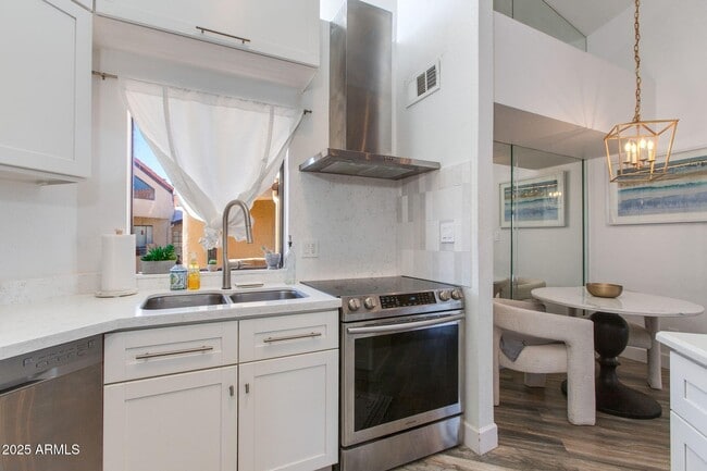 Building Photo - 10301 N 70th St