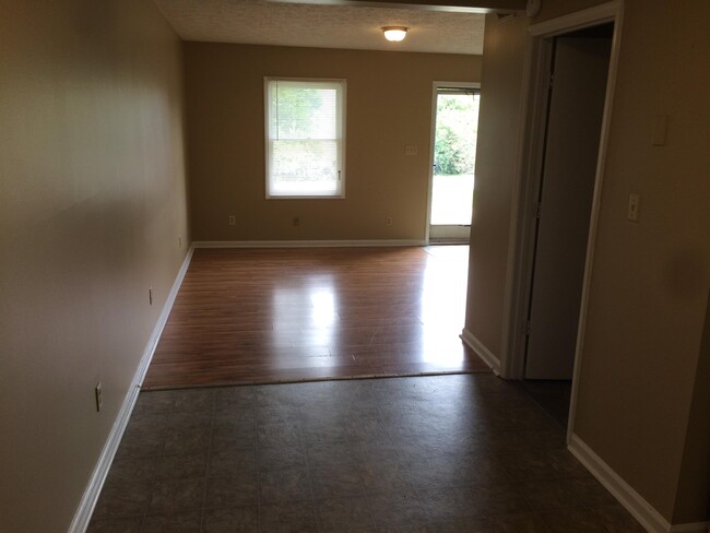 Building Photo - 1661 Foxhaven Dr