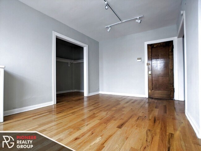 Foto del edificio - 739 W Belmont Ave