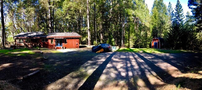 Building Photo - 4451 Lakewood Dr