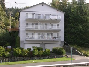 Building Photo - 628 N State St