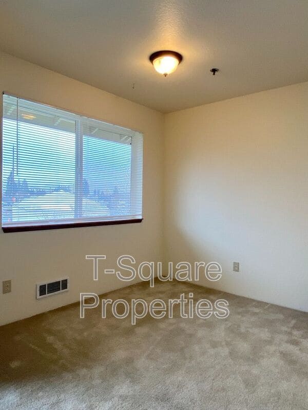 Building Photo - 9719 Holly Dr