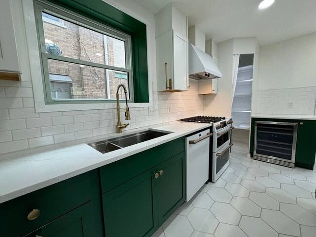 Building Photo - STUNNING FIVE BEDROOM WEST END HOME
