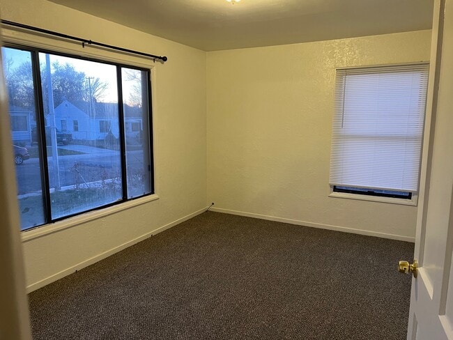 Building Photo - 1101 E 420 S St