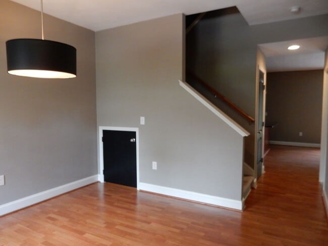 Building Photo - Like New Townhome in Old SW! Close to Cari...
