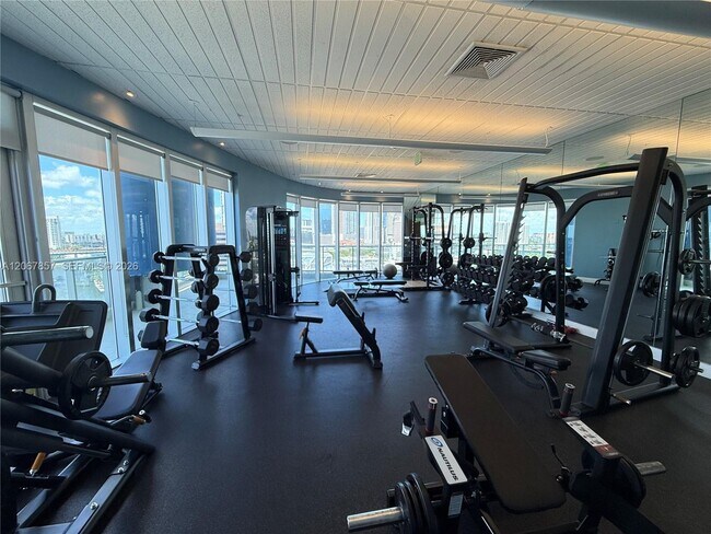 Foto del edificio - 185 SW 7th St