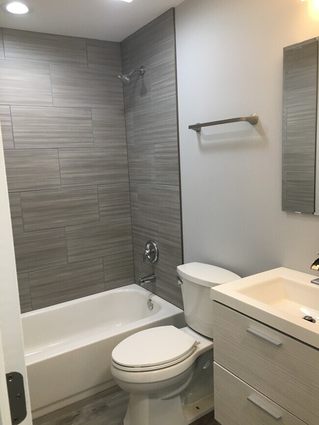 Foto del edificio - 808 N Milwaukee Ave