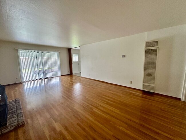 Building Photo - Move in ready home! Perfectly located on t...