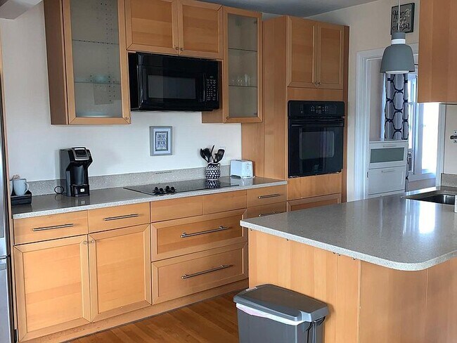 kitchen - 635 Thames St