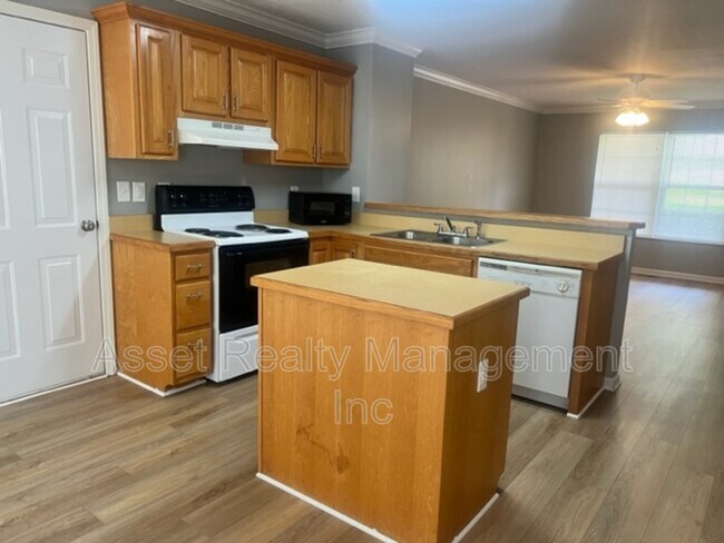 Foto del edificio - 11011 Woody Dr