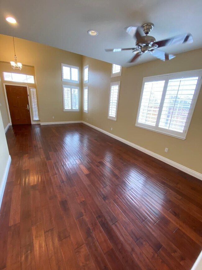 Building Photo - 4 Bed 2.5 Bath Single Family Home In San R...