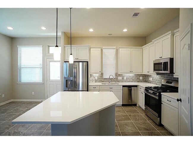 Foto del edificio - 2411 Village Water Ct