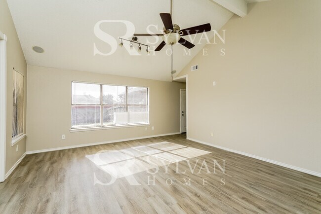 Foto del edificio - Fall in love with this 3 bedroom, 2 bathro...