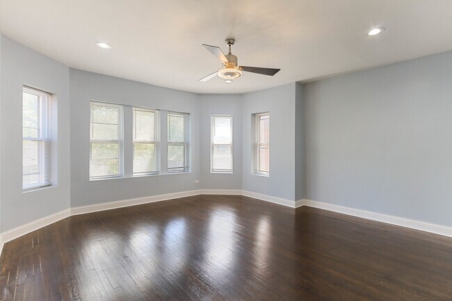 Building Photo - 7710 S Ridgeland Ave