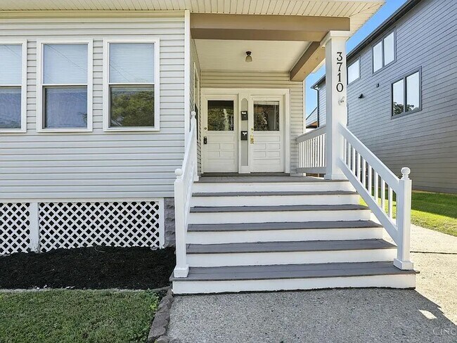 Porche delantero - 3710 Hyde Park Ave