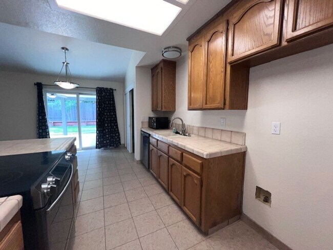 Foto del edificio - Beautiful home with covered patio located ...