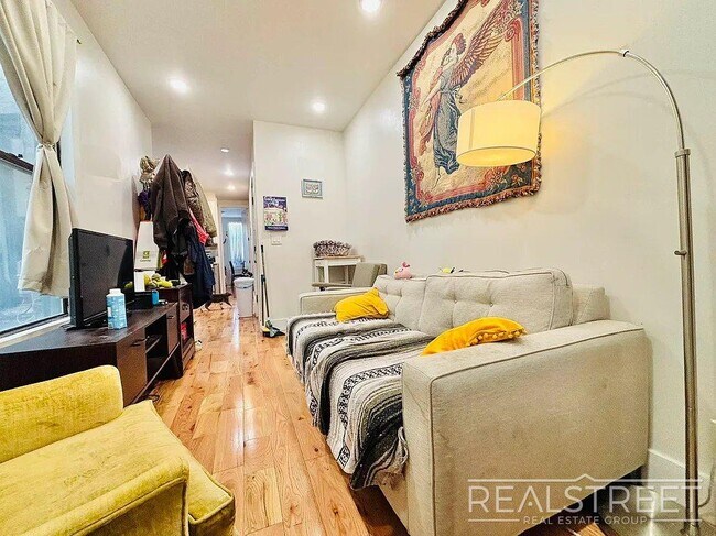 Foto del edificio - Stylish 3 Bed / 2 Bath in Prime Ridgewood ...