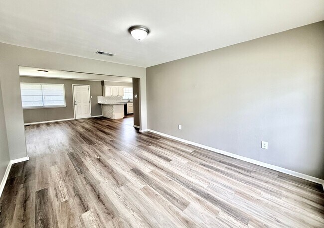 Foto del edificio - 16820 Dahlgren Ave